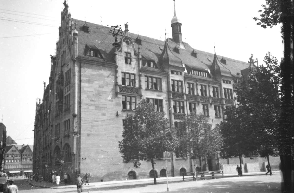 Allgemein wird beklagt, dass das Rathaus nach dem Krieg nicht wieder aufgebaut wurde. Das stimmt nur teilweise.