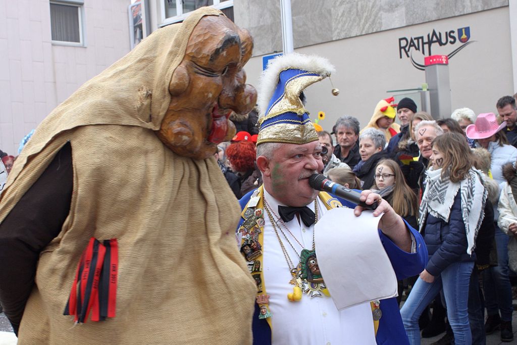 Joachim "Joe" Bühler, Präsident des 1. Ehninger Karnevalvereins (r.), machte wie im vergangenen Jahr den Ansager.