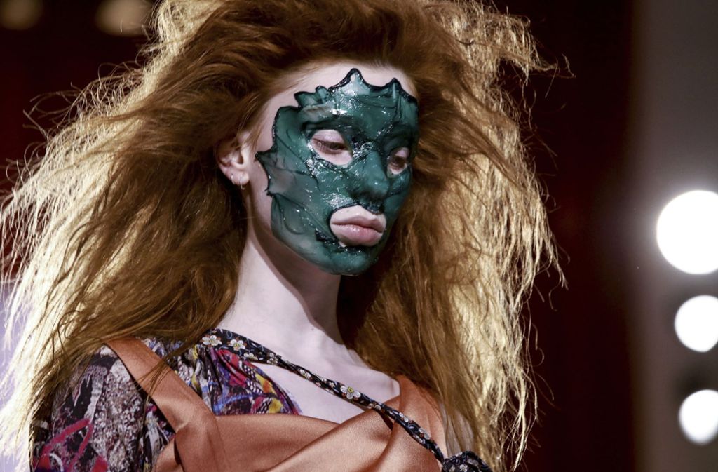 Vivienne Westwood will mit ihrer ausdrucksstarken Mode auch immer eine Message verkünden. Mit den in Plastik gehüllten Gesichtern spricht sich die britische Design-Ikone für Klimaschutz und Nachhaltigkeit aus.