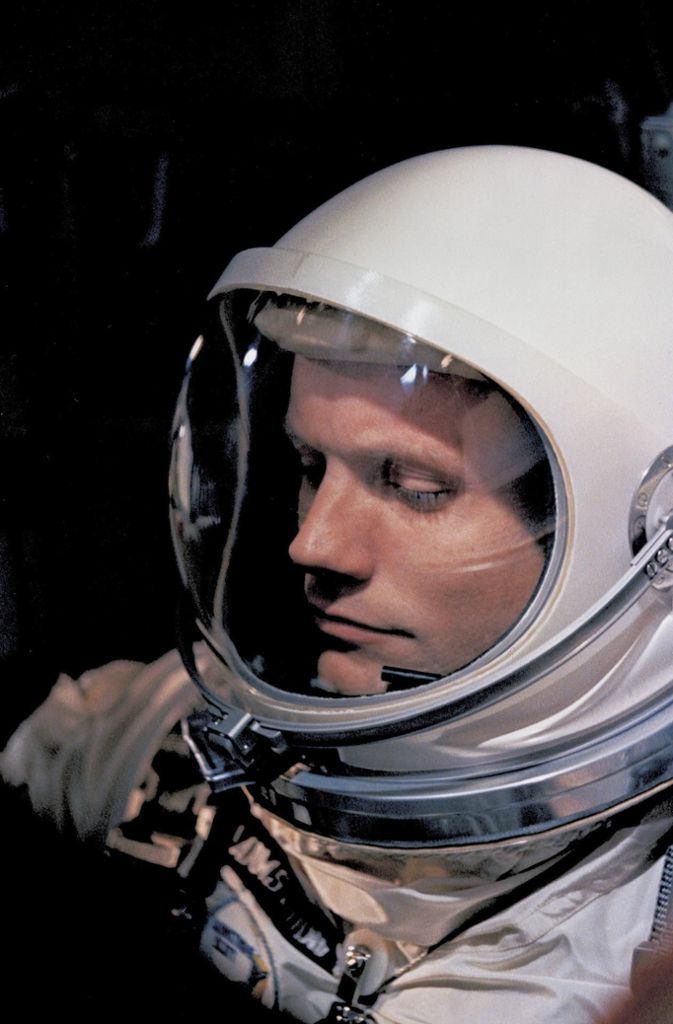 Dass die Nasa großes Vertrauen in Neil Armstrong setzte, wurde schon vor Apollo 11 deutlich: er war der erste amerikanische Astronaut, der schon bei seinem ersten Flug in einem Raumschiff das Kommando inne hatte: Armstrong und sein Kollege David Scott sollten ihr Schiff Gemini 8 in der Umlaufbahn mit einem Agena-Satelliten koppeln. Hier sieht man Armstrong, wie er sich beim Start am 16. März 1966 konzentriert, fotografiert durchs Fenster der Kapsel.
