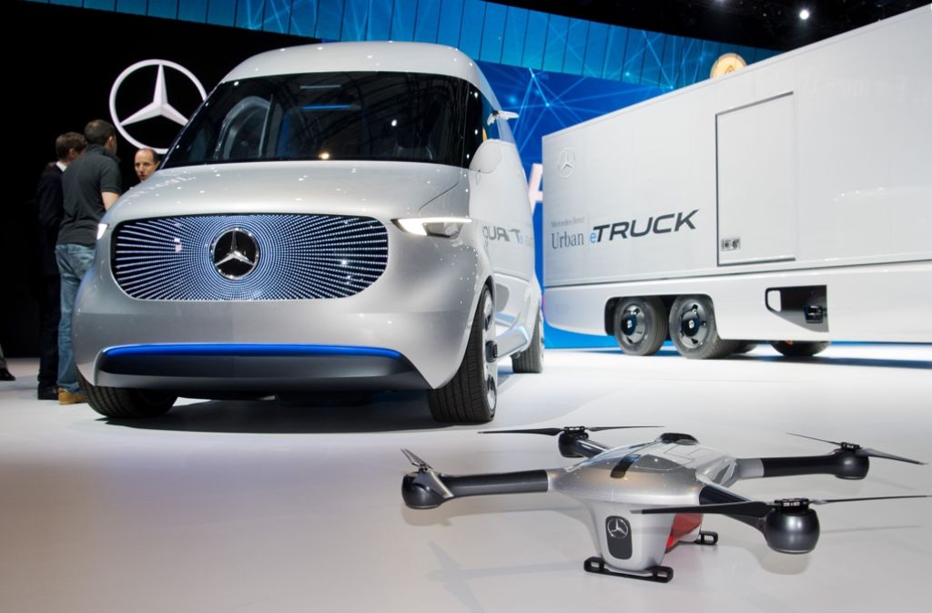 Drohnen spielen künftig auch im Transportgeschäft eine große Rolle: Hier ist eine Drohne neben einem Mercedes Vision Van Concept Car zu sehen.