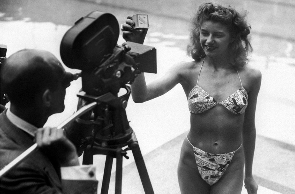 Micheline Bernardini, eine Nackttänzerin des Pariser Casinos, präsentiert am 5. Juli 1946 den ersten Bikini.