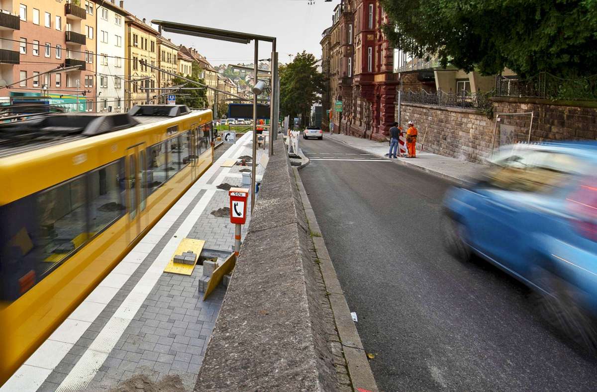 Die sanierte Stadtbahn-Haltestelle Bopser (links)  – und der neue barrierefreie  Überweg,  der vorerst  unvollendet ist. Foto: Lichtgut/Leif Piechowski