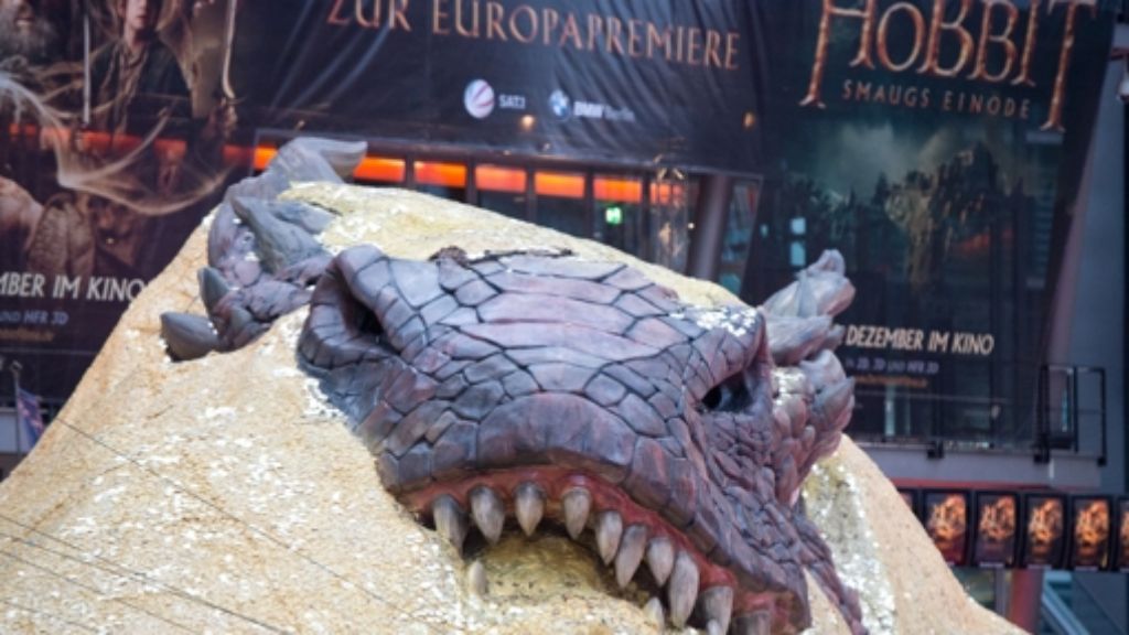  Die Hobbit“-Fans warten in Berlin schon Stunden vor der Europapremiere des Fantasyabenteuers Der Hobbit: Smaugs Einöde auf ihre Stars. Bilbo-Darsteller Martin Freeman berichtet unterdessen von den Schwierigkeiten mit seinen großen, behaarten Hobbit-Füßen. 