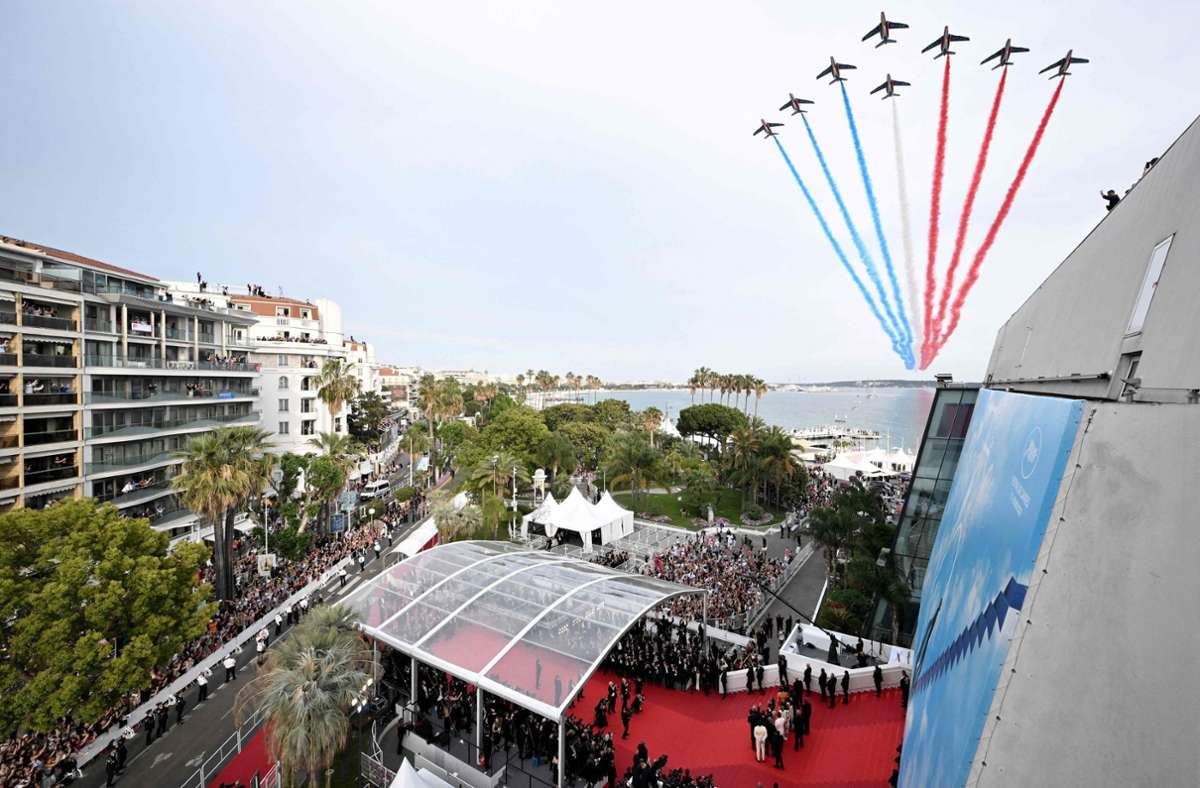 Die Kunstflugstaffel der französischen Luftwaffe fliegt am Mittwoch über das Festspielhaus in Cannes. Foto: AFP/LOIC VENANCE