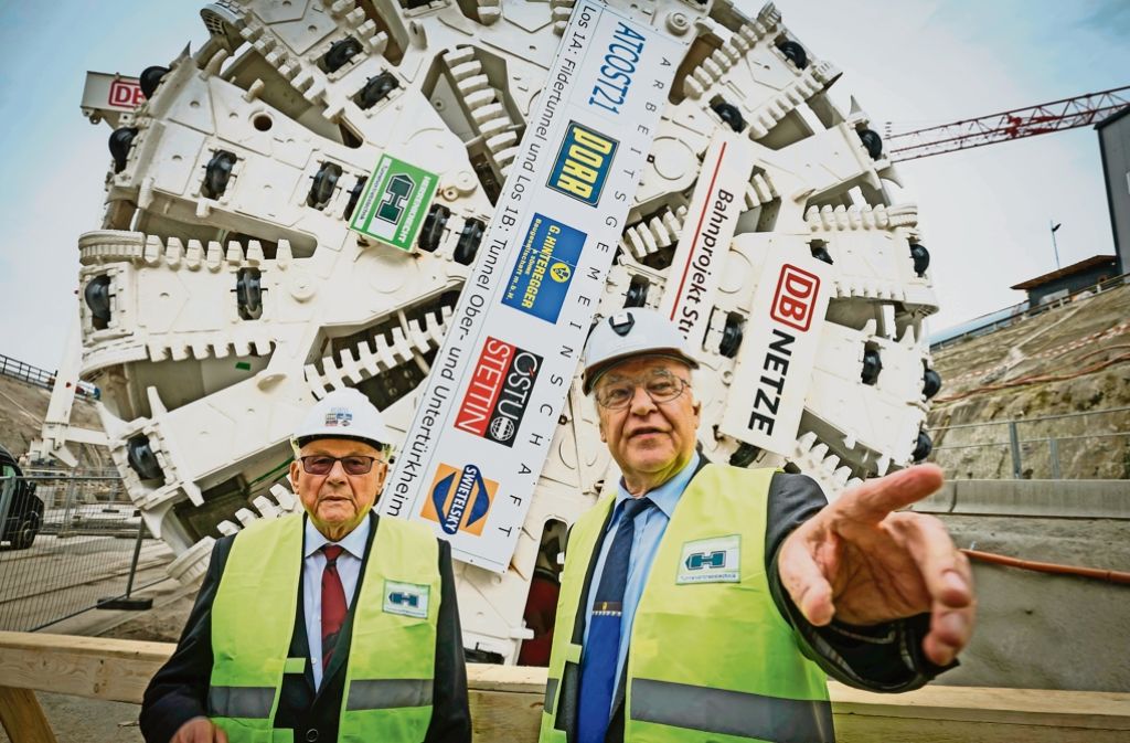 Bauingenieur Walter Wittke (li.) und Martin Herrenknecht, dessen Unternehmen die  Tunnelbohrmaschine (im Hintergrund) geliefert hat Foto: Lichtgut/Achim Zweygarth