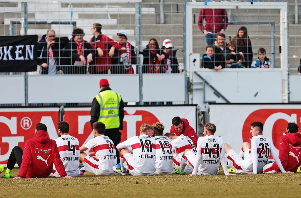 Erschöpft, aber glücklich. Die Spieler des VfB Stuttgart II.