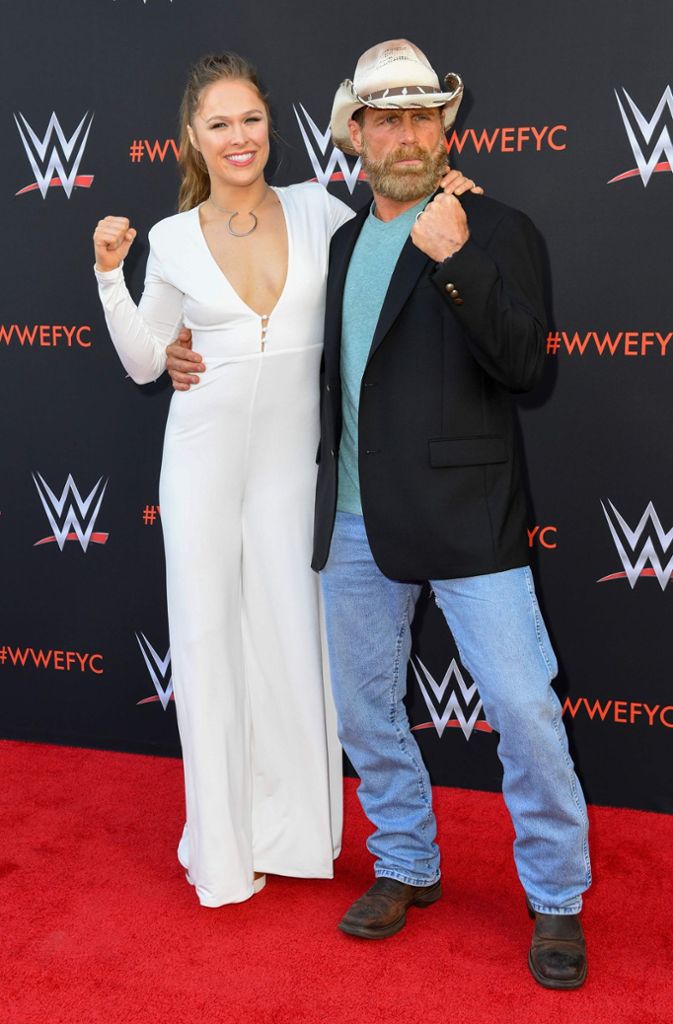 Ex-MMA-Kämpferin Ronda Rousey posiert mit dem WWE-Hall-of-Famer Shawn Michaels.