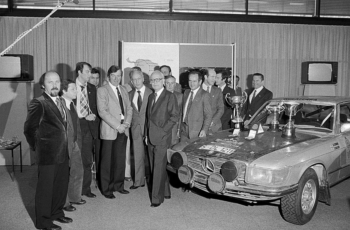 Joachim Zahn beginnt seine Karriere als Finanzchef von Daimler-Benz 1958. Sieben Jahre später wird er Sprecher des Vorstands, 1971 Vorstandsvorsitzender. Das Foto zeigt ihn bei einem Empfang im Werk Untertürkheim im dunklen Anzug in der Bildmitte.
