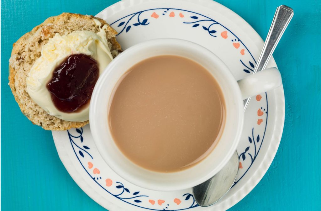 Afternoon Tea: Teatime ist für Briten eigentlich den ganzen Tag über. Wenn zum Tee Gurken- und Hühnchensalat-Sandwiches, Scones mit dicker Sahne und Erdbeermarmelade, Pralinen, Früchtekuchen und andere Häppchen gereicht werden, spricht der Brite vom Afternoon, High oder Cream Tea, der richtig fein zelebriert wird. Gedacht als kleine Mahlzeit, um den Hunger vor dem eigentlichen Abendessen zu stillen, ist der Afternoon Tea heutzutage ein richtiges Festessen. Entsprechend wird das beste Service rausgeholt und der Tisch schön dekoriert. Auf den eigentlichen Tea – so bezeichnet man in Großbritannien gern das Abendessen – kann man nach all den Leckereien getrost verzichten.