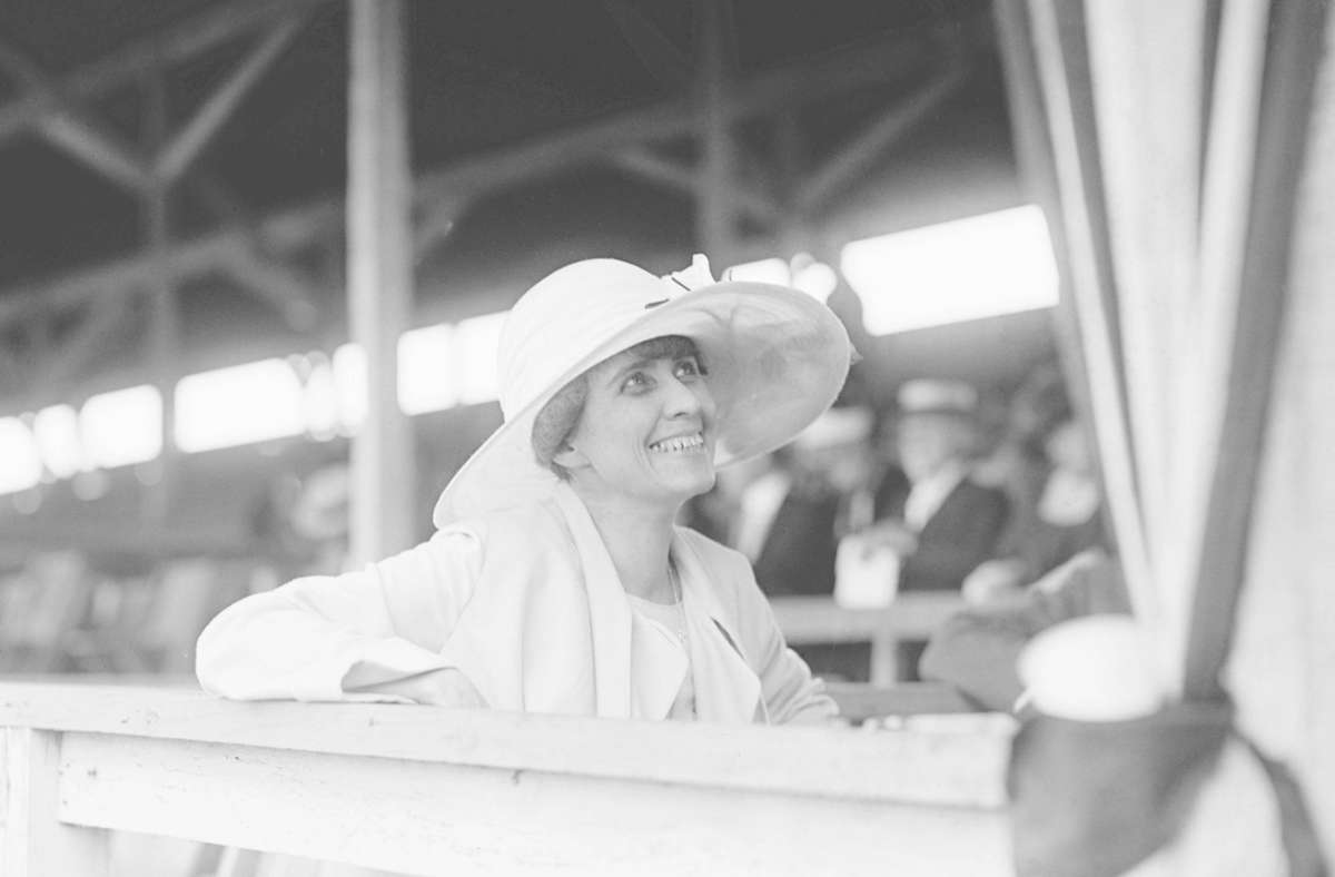 Grace Coolidge (First Lady von 1923 bis 1929): Hochgewachsen und schlank trug die Frau von Calvin Coolidge die elegantesten Kleider. Doch Grace engagierte sich auch sozial – für das Rote Kreuz beispielsweise. Das Paar hatte ein Faible für Tiere und unterhielt im Weißen Haus eine ganze Menagerie.