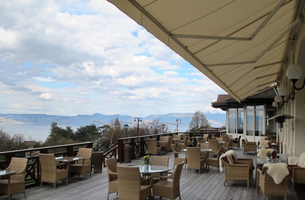Von der Terrasse des Hotels aus hat man einen Blick über den Genfer See und die umliegenden Gipfel der Westalpen.
