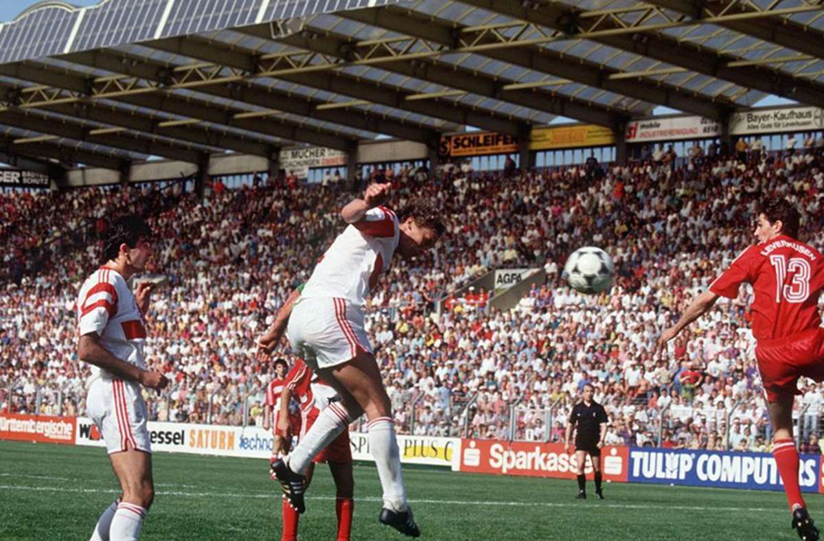 16. Mai 1992: In einem packenden Meisterschaftsfinale dreht der VfB Stuttgart gegen Bayer Leverkusen einen Rückstand. Guido Buchwald steuert einen Treffer bei, ebenso wie ...