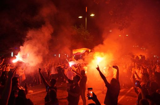 Die koratischen Fans haben am Samstagabend auf der Theodor-Heuss-Straße gefeiert. Vermummte zündeten leuchtende Pyros, hatten aber gegen die jubelnde Menge keine Chance. Foto: Andreas Rosar Fotoagentur-Stuttgart