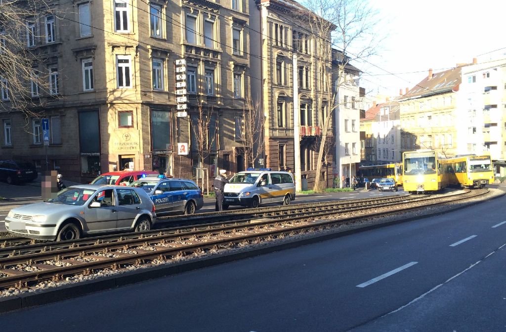 Die Stuttgarter Stadtbahnen der Linien U5, U6, U7 und U12 konnten am Freitagnachmittag für zirka eine Stunde zwischen Bopser und Olgaeck nicht fahren - ein VW Golf hatte die Gleise blockiert.