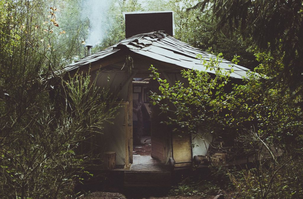 Diese Hütte hat Marc Freukes selbst gebaut, hier lebt er ein bescheidenes Leben mitten im Odenwald.