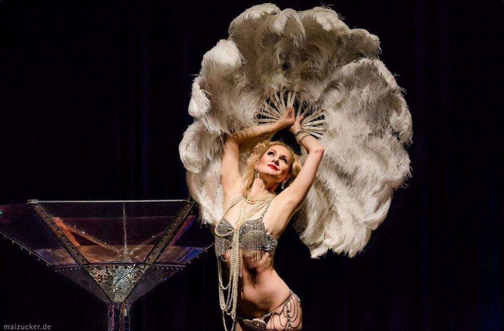 Das überdimensionale Champagnerglas spielt nicht nur in den Shows der US-amerikanischen Burlesque-Ikone Dita Von Teese eine Rolle: Auch Marlene von Steenvag nimmt bei ihren Auftritten hin und wieder ein Schaum(wein)-Bad.