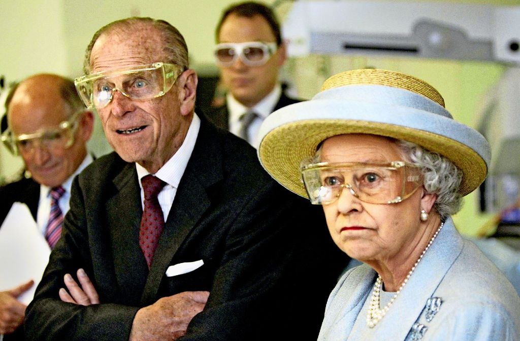Elizabeth und Prinz Philip beobachten – ausgestattet mit Schutzbrillen – 2005 in London eine Laseroperation und sind sichtlich beeindruckt von dem, was sie da sehen.