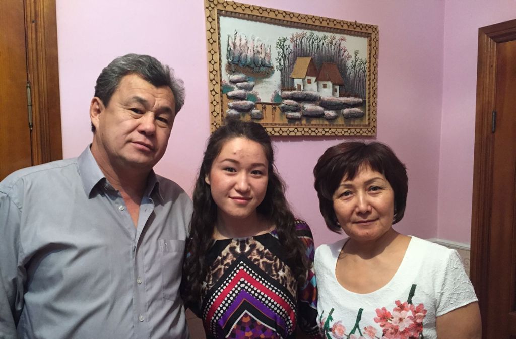 Die junge Friedensaktivistin zuhause in Aqtöbe mit ihrem Vater Kuanysh und ihrer Mutter Gulnaz