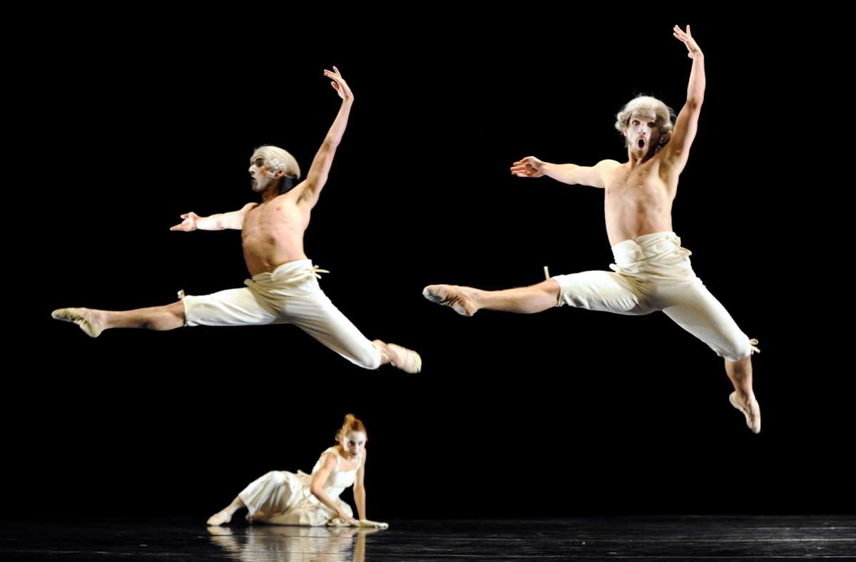 Im Rahmen des zweiten Tanzabends von Gauthier Dance waren William Moragas (l) und Björn Helget (r) in Jirí Kyliáns Ballett „Sechs Tänze“ am Werk. „Lucky Seven“ hieß das Programm.