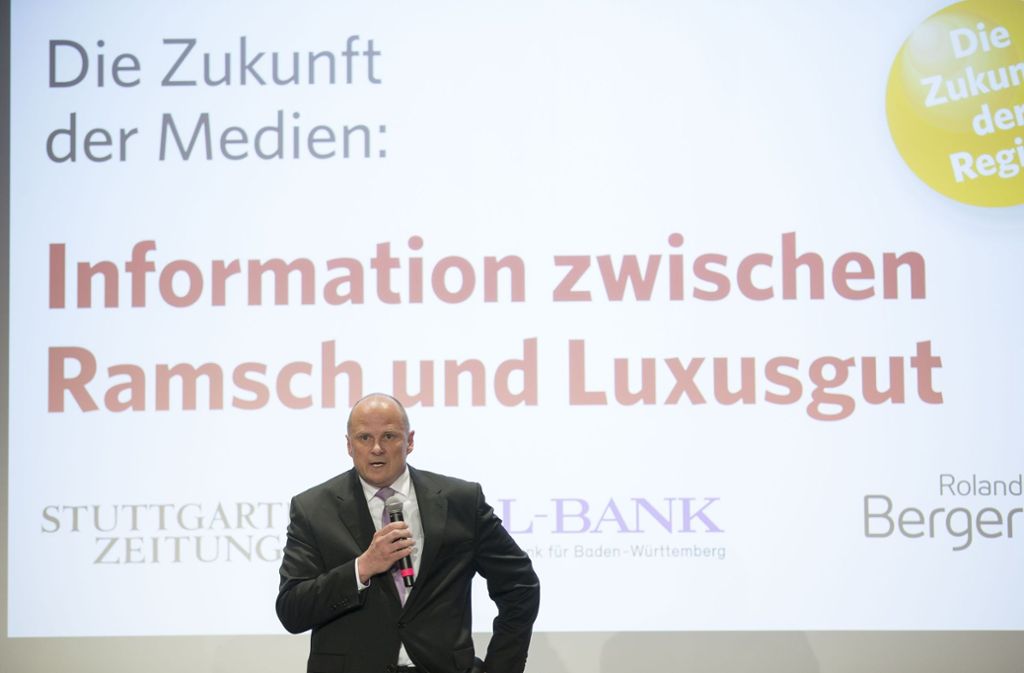 Ulrich Theileis, stellvertretender Vorstandschef der L-Bank, hat die Gäste in der Rotunde der L-Bank zur Diskussions-Veranstaltung „Zukunft der Medien“ begrüßt.