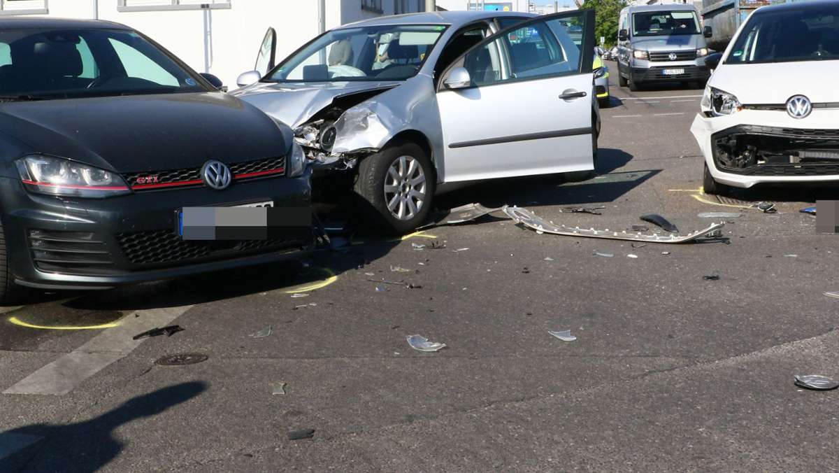 Unfall in Zuffenhausen: Zwei Verletzte nach Kreuzungscrash in Stuttgart