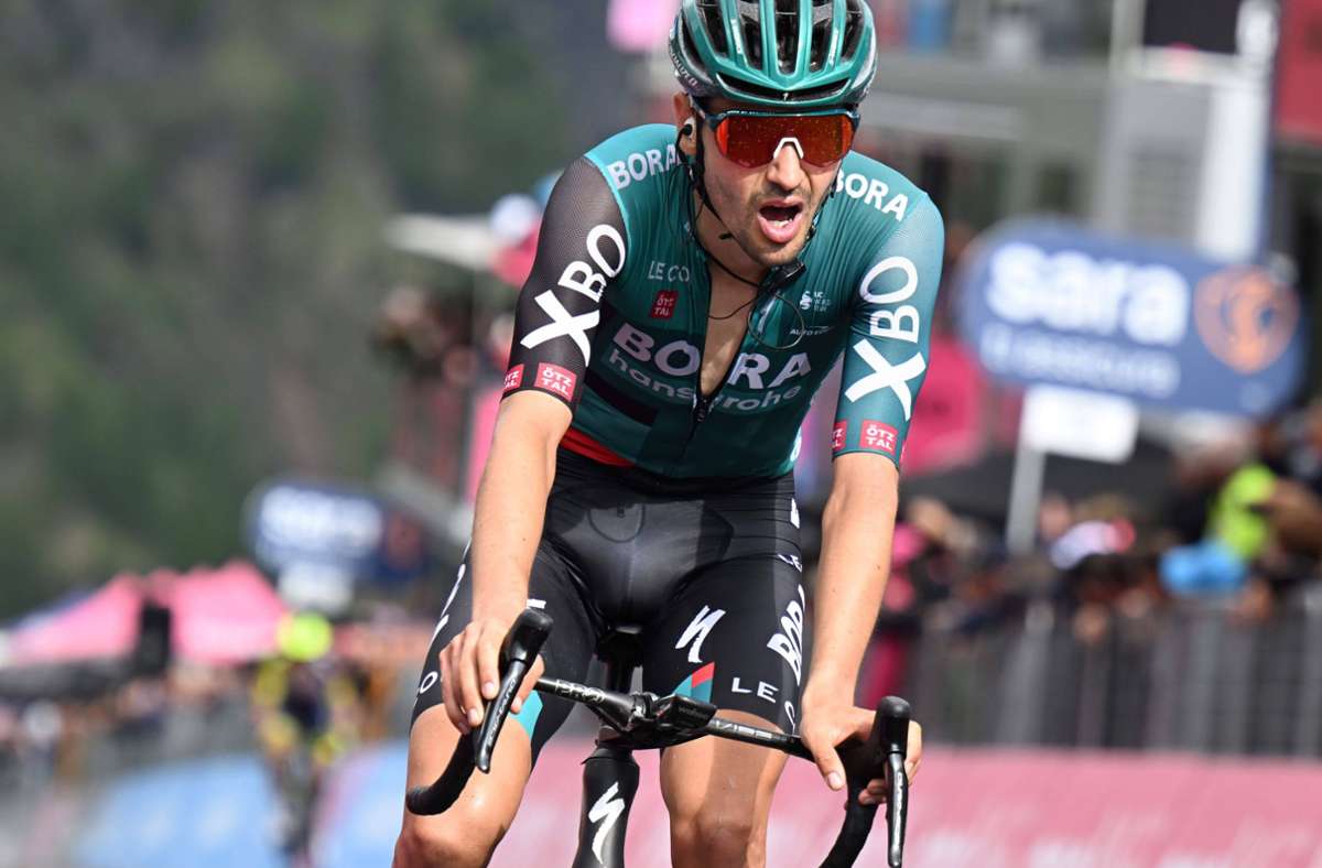 Emanuel Buchmann: Ähnlich verhielt es sich beim besten deutschen Rundfahrer. Der Ravensburger war beim Giro Teil der Bora-Dreierspitze, zu der auch Wilco Kelderman gehörte. Buchmann (29) verhalf Hindley zum Sieg, wurde selbst Siebter – und erfüllte seine Aufgabe damit perfekt. Ob er jedoch jemals wieder wie 2019, als er Vierter wurde, die Chance auf einen Podiumsplatz bei der Tour de France haben wird, ist ziemlich fraglich.
