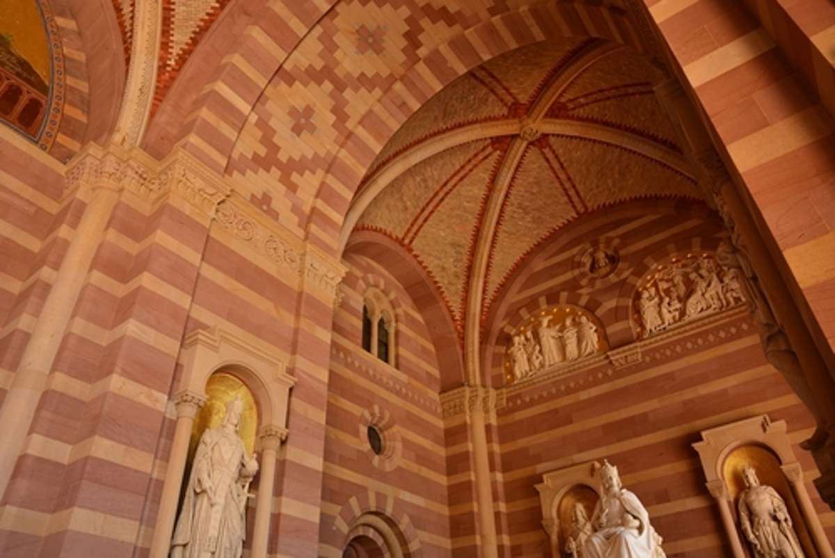 Die Baumeister des Dom zu Speyer setzten erstmals in der Architekturgeschichte Besonderheiten wie das Blendbogensystem um.
