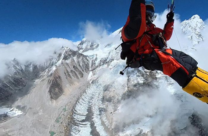 Mann fliegt mit Gleitschirm vom Mount Everest