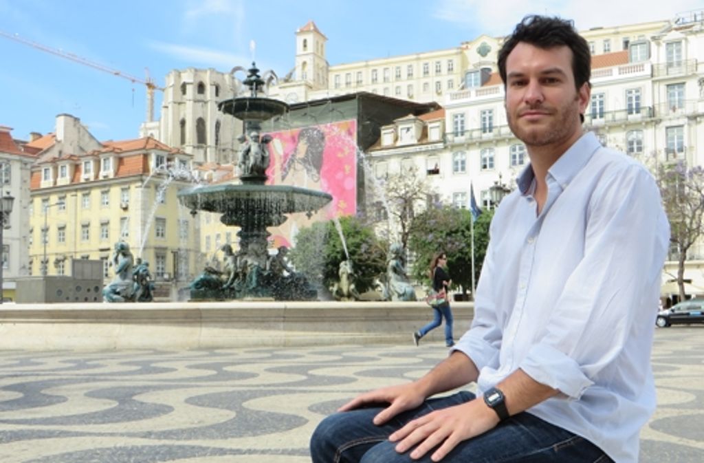 Der Aktivist Marco Marques auf dem zentralen Platz Rossio in Lissabon. Er hat sich einer Organisation angeschlossen, die mit viel Fantasie und Energie gegen die Ausweitung der prekären Arbeit in Portugal kämpft.