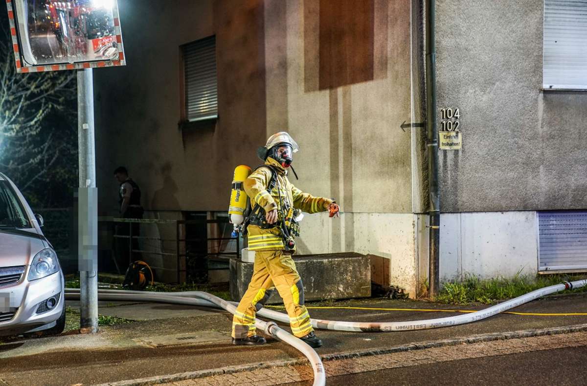 Die Feuerwehr untersuchte das betroffene Haus und stellte einen defekten Gashahn in einer unbewohnten Wohnung fest.