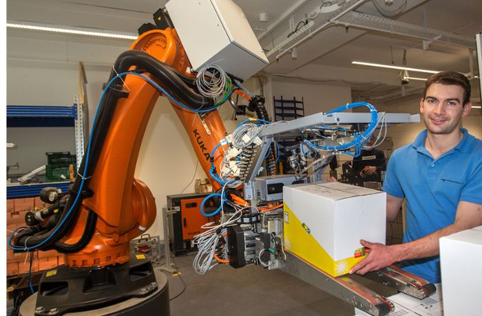 Kollege Roboter erledigt im Lager die Knochenjobs