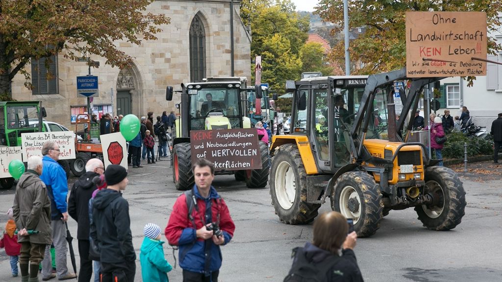 Esslingen: Landwirte fahren  schwere  Traktoren auf