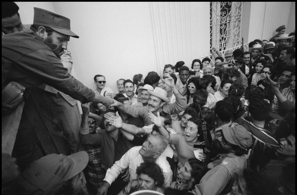 Wilder Enthusiasmus: Burt Glinn hat aufs Bild bekommen, dass Fidel die Menschen tatsächlich verzückte.