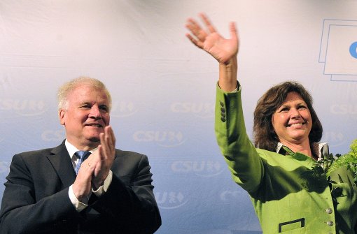 Archivbild: Ilse Aigner neben dem Parteivorsitzenden Horst Seehofer beim Bezirksparteitag in Oberbayern im Juni 2015. Foto: dpa