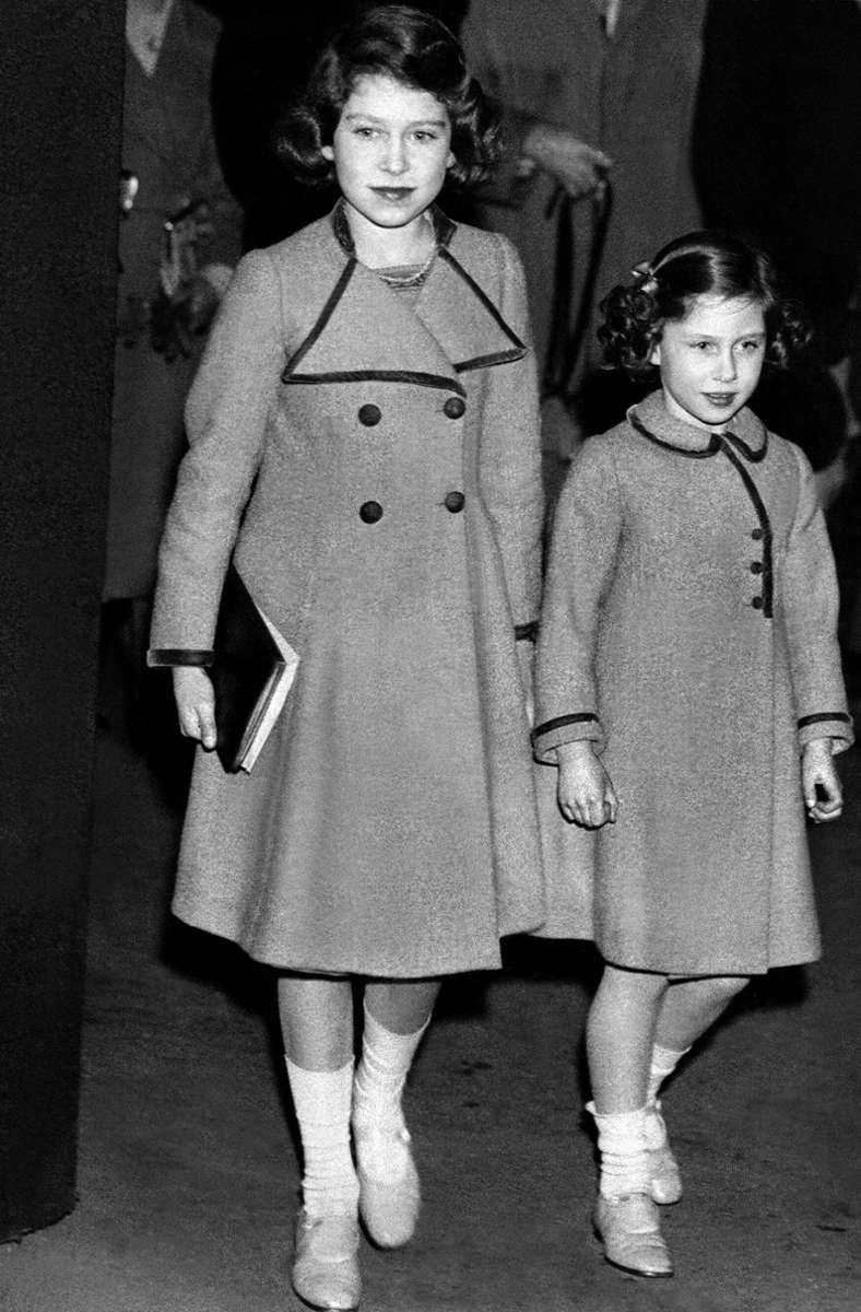 Viele fühlen sich da an ihre weltberühmte Urgroßmutter, Großbritanniens verstorbene Queen Elizabeth II. (links, mit ihrer Schwester Margaret), erinnert.