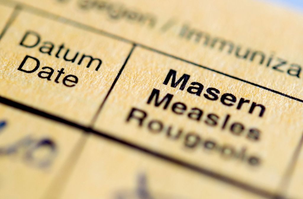 Aufschrift „Masern“ steht auf einem deutschen Impfpass.