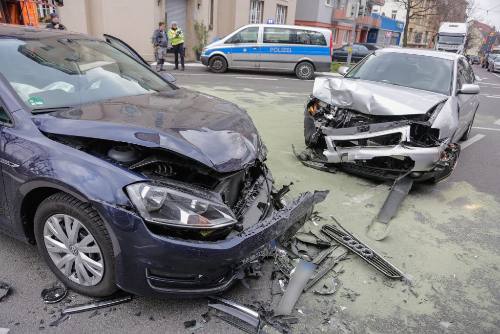 Zwei Verletzte und zwei Totalschaden sind die Bilanz eines Unfalls, der sich am Mittwoch in Stuttgart-West ereignet hat.