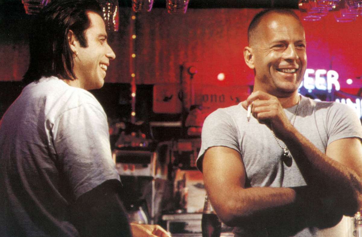 Dabei wird manchmal vergessen, das Bruce Willis nicht nur Action kann: „Pulp Fiction“ (im Bild mit John Travolta) verhalf seiner Karriere zu neuem Schwung. Auch „12 Monkeys“, „Das fünfte Element“ und „The Sixth Sense“ zählen zu seinen Erfolgen.