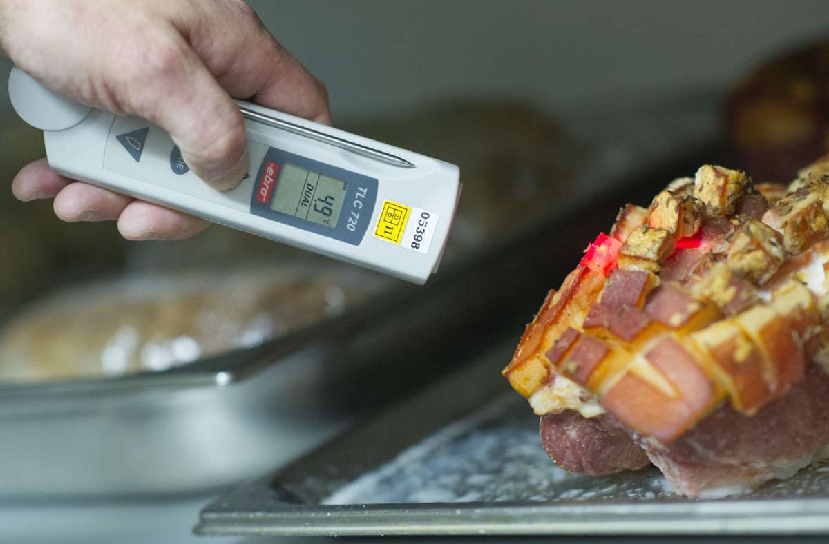 Die Kontrolle nehmen etwa auch die Temperatur der Lebensmittel unter die Lupe. Foto: dpa/Uwe Anspach