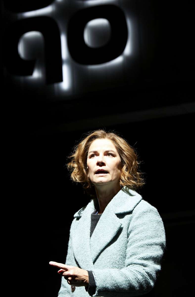 Sylvana Krappatsch in Simon Stephens’ „Am Ende Licht“ im Schauspielhaus Stuttgart.