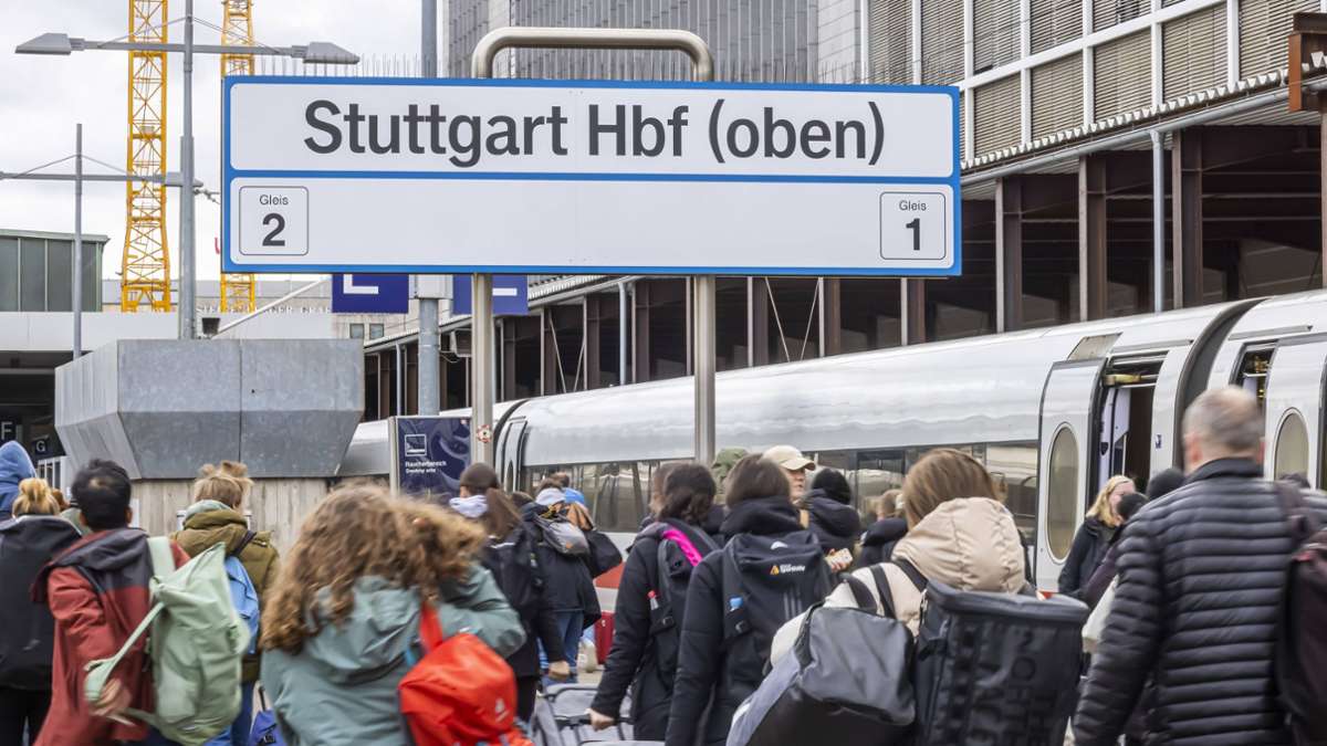 Stuttgart: 43-Jähriger randaliert im Zug und versucht, Polizist zu bespucken