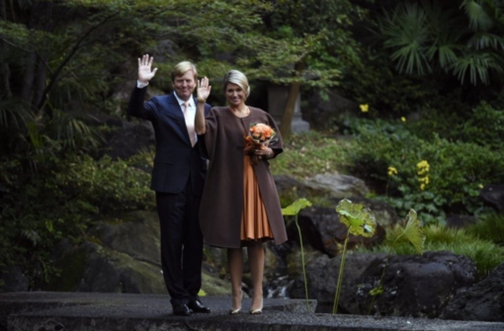 29. Okrober 2014: Der niederländische König Willem-Alexander und seine Frau Máxima lassen sich im Garten des Seishoji-Tempels in Tokio fotografieren. Das Paar ist zu einem viertägigen Besuch in Japan zu Gast. Foto: dpa