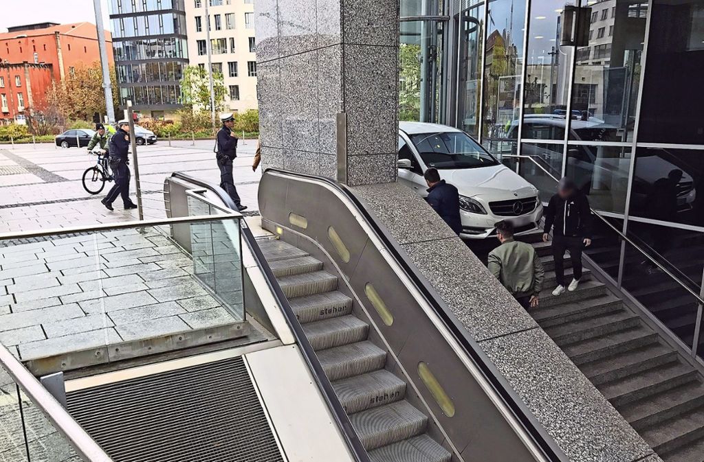 Ein 60-Jähriger verstand den Treppenabgang zur U-Bahn als Tiefgaragen-Einfahrt.