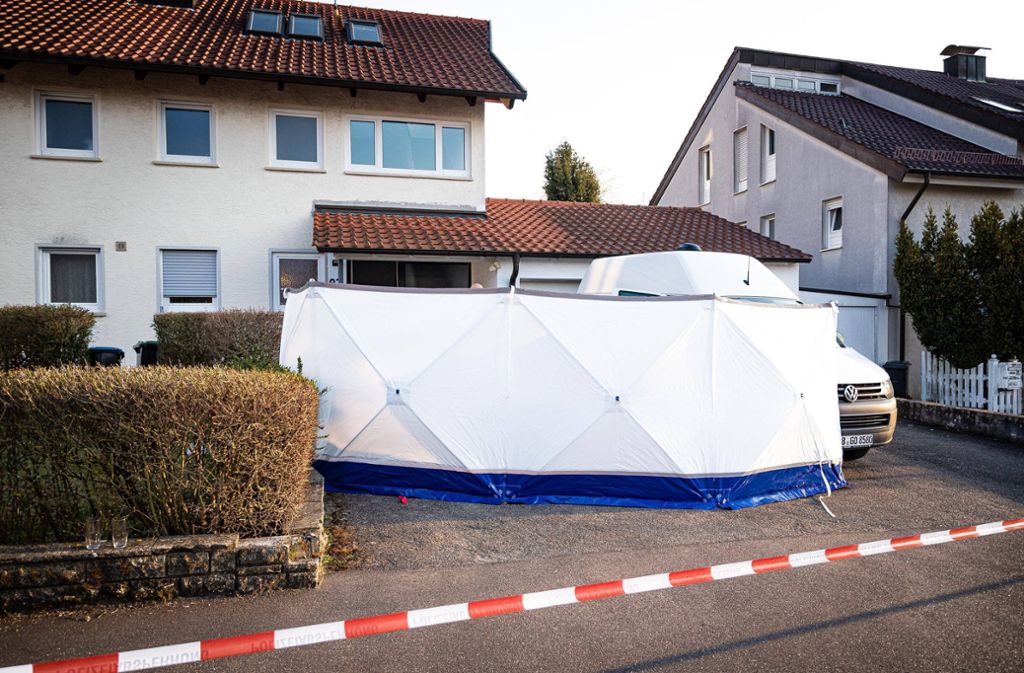 Nach der Bluttat in der Bühlenstraße in Holzgerlingen laufen die Ermittlungen abgeschirmt auf Hochtouren. Foto: 7aktuell.de/Marc Gruber