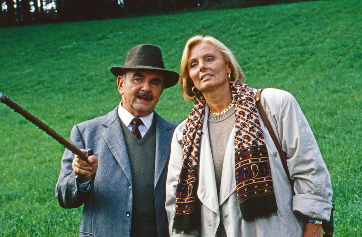 Szene aus der Serie „Der Millionenbauer“ ( 1979 - 1988), Episode: „In Amt und Würden“ mit Walter Sedlmayr und Ruth Maria Kubitschek.