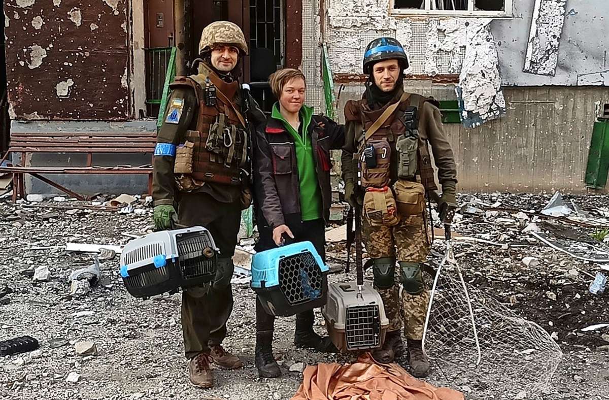 Auch beim Bergen von zurückgelassenen Tieren  helfen ukrainische Soldaten. Hier sind sie mit einer Helferin  von Animal Rescue Charkiw unterwegs. In den Boxen sind Katzen, die in dem zerstörten Gebäude zurückgeblieben sind. Foto: ARK