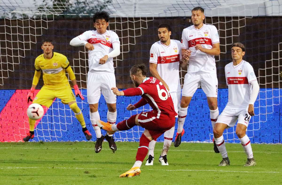 Nicht die Generalprobe, aber ein letzter echter Härtetest bildete der FC Liverpool 2020. Im Trainingslager in Österreich stand der VfB den Reds gegenüber. Beim 0:3 blieb der Club aus Cannstatt weitgehend chancenlos.