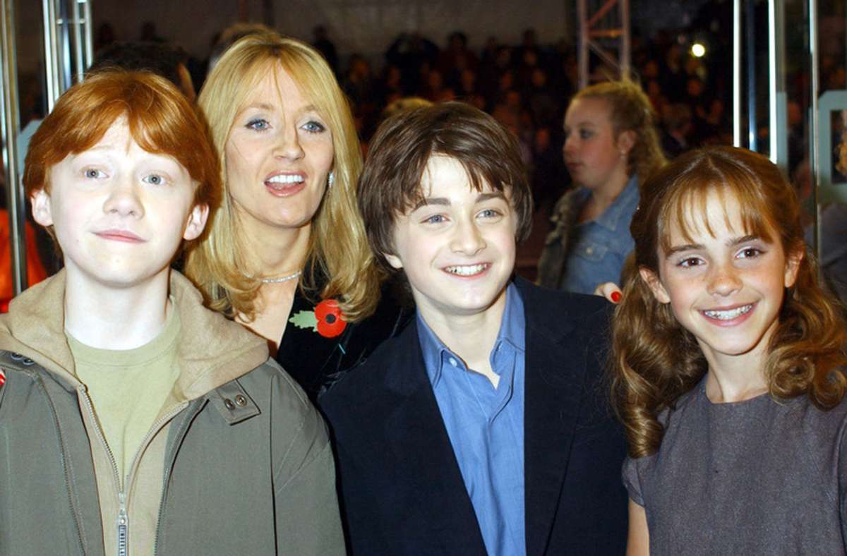 Die Schauspieler Rupert Grint (vorn, v. l. n. r.), Daniel Radcliffe und Emma Watson und die Autorin J. K. Rowling bei der Weltpremiere des ersten Harry-Potter-Films „Harry Potter und der Stein der Weisen“ im Odeon Leicester Square.