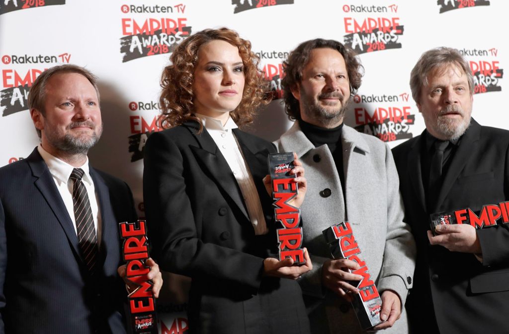Sieger unter sich: Rian Johnson, Gewinner in der Kategorie „Bester Regisseur“, Daisy Ridley, Gewinnerin in der Kategorie „Beste Schauspielerin“, Produzent Ram Bergman, Gewinner in der Kategorie „Bester Film“ und Schauspieler Mark Hamill, Gewinner des „Empire Icon Awards“ (v.l.n.r.).